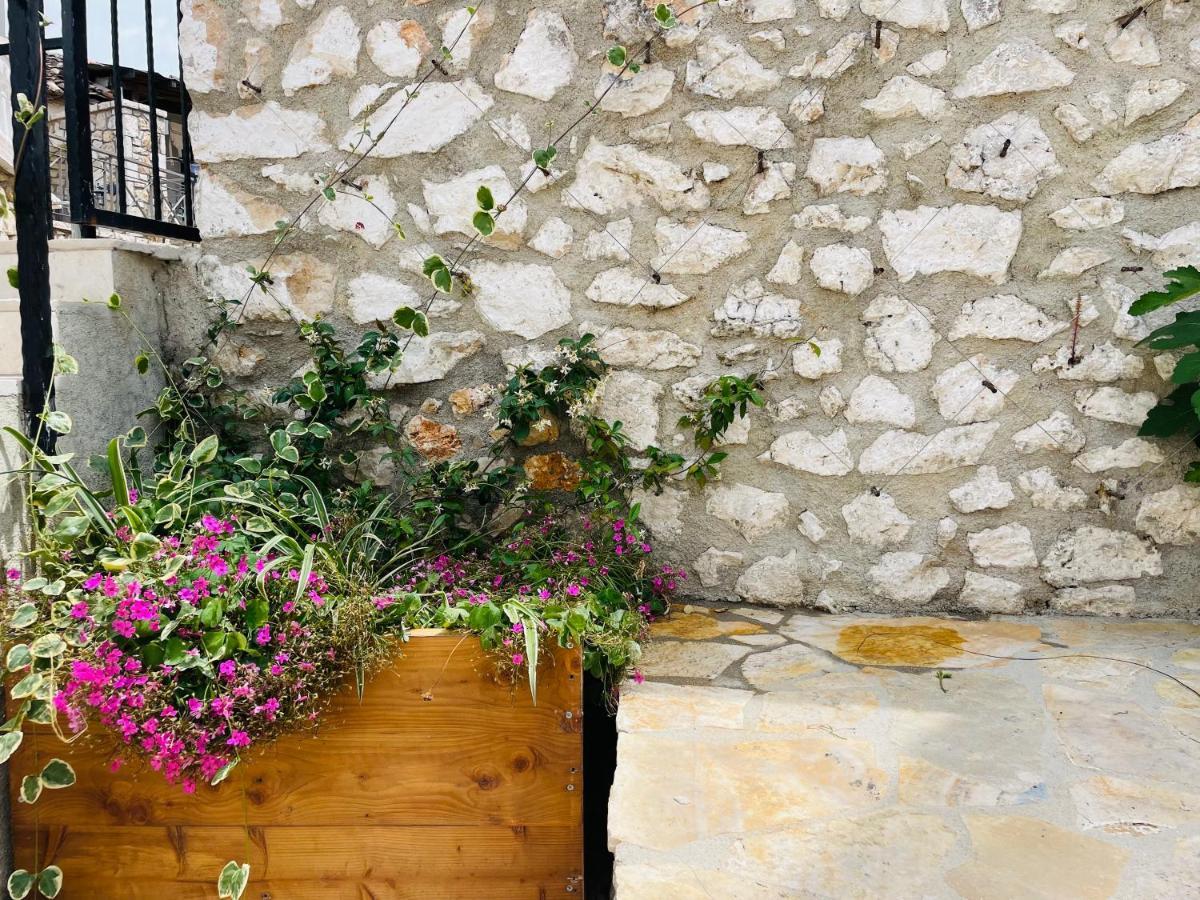 Mpolanos Guesthouse Himare Exterior photo